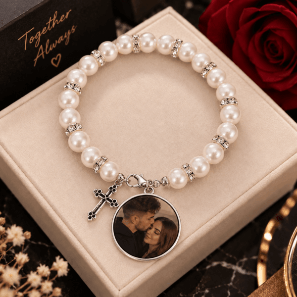 Bratara cu margele albe si cruciulita Personalizata cu Poza