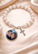 Bratara cu margele albe si cruciulita Personalizata cu Poza